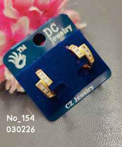 Boucles d'oreilles clous tendance en acier inoxydable plaqué or avec zircone cubique pour femme, design géométrique, idéales pour les soirées, fournisseur direct - Product Image 3