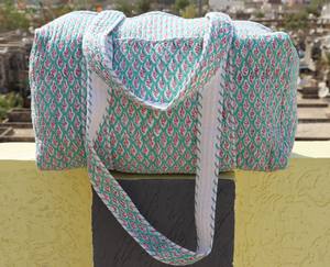 Sac de voyage matelassé fait main 2026 pour femme, en coton rembourré, motif floral, sac à bandoulière de luxe réutilisable pour la nuit, idéal pour les mariages - Product Image 2