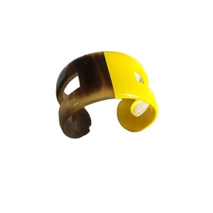 Pulsera de cuerno lacado ecológico hecha a mano Tribal Boho Chic - Product Image 1