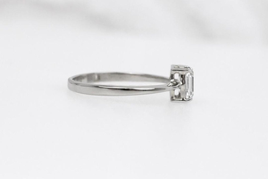 Bague de fiançailles solitaire en or 14 carats avec moissanite taille émeraude de luxe, bijoux fins minimalistes, vente en gros - Product Image 4