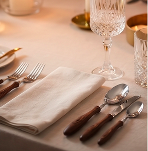 Juego de cubiertos clásicos con mango de madera y cabezales de acero inoxidable con acabado de alto brillo para uso en bodas, cenas y hoteles. - Product Image 5