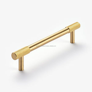 Tirador de metal delgado que proporciona un agarre cómodo para gabinetes, cajones, armarios y muebles. - Product Image 1