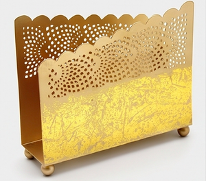 Porte-serviettes en métal plaqué or fait main, de qualité supérieure, au design élégant, parfait pour la décoration de table à la maison et lors d'événements. - Product Image 1