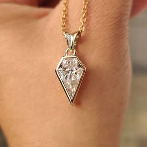 Collier pendentif solitaire en moissanite 1,5 carat à taille lance et serti clos, tendance, avec chaîne à maillons en argent sterling 925, bijoux unisexe pour femme - Product Image 4