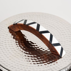 Plat à chafing de luxe en acier inoxydable avec poignée décorative en bois incrusté et couvercle martelé pour buffet de mariage et service en restaurant - Product Image 4