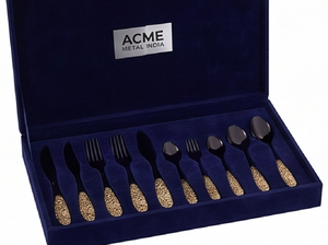 Service de couverts de luxe noir et or avec manche gravé de motifs floraux pour dîner élégant, mariage, réception, restaurant et table à manger à domicile - Product Image 4