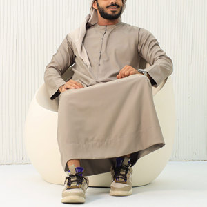 Fabricant OEM de Thobe, vêtement islamique à manches longues conçu pour un usage quotidien et une production sous marque privée - Product Image 3