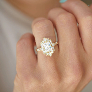 Anillo de Compromiso de Oro Amarillo de 14K con Diamante Cultivado en Laboratorio, Corte Esmeralda, Estilo Art Deco - Product Image 6