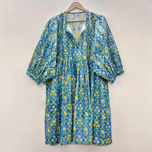 Robe mini bohème en coton écologique, imprimé floral fait main, col en V, manches 3/4, ourlet à volants en dentelle, lavable, naturelle - Product Image 1