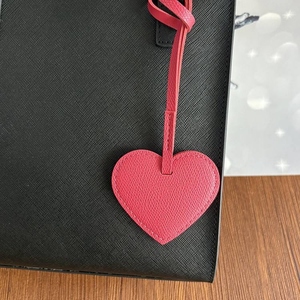 Ornements de Noël suspendus en forme de cœur en cuir coloré et breloques de sac avec sangles à boucles pour une utilisation polyvalente en décoration et pour les fêtes - Product Image 6