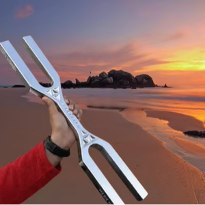 Diapason géant poli OM Fork avec clé DNA – Fréquence double face D 528Hz & A 432Hz (Grande taille) - Product Image 1