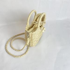 Attrapez l'attention partout où vous vous rendez avec ce sac élégant en fil naturel, conçu avec une texture tissée et une bandoulière pratique. - Product Image 3