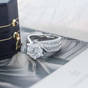 Anillo de Compromiso Moderno con Tres Hilos de Moissanita de Corte Brillante Redondo de 3.00 CT, Plata de Ley 925, Regalo para Aniversario de Bodas o Fiestas - Product Image 2