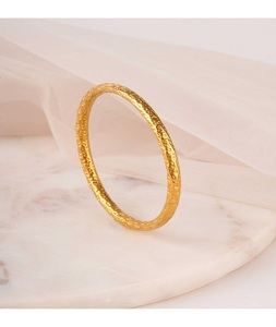 Bracelet manchette en laiton plaqué or de haute qualité pour femme, finition martelée, impression personnalisée, design moderne - Prix abordable - Product Image 4