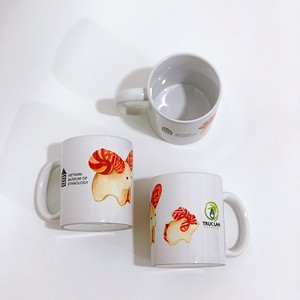 แก้วกาแฟเซรามิกขายส่งจากเวียดนาม รับผลิตแบบ OEM/ODM สำหรับใช้ในบ้าน ร้านกาแฟ สไตล์คลาสสิก ลวดลายสั่งทำได้ เหมาะสำหรับเป็นของขวัญ - Product Image 4