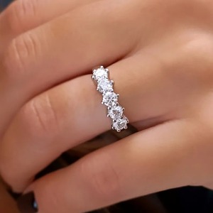 Bague de fiançailles en diamant blanc argenté de bonne qualité pour femmes, avec diamants naturels de taille ronde, disponible à bon prix - Product Image 1