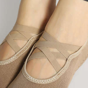 Chaussettes de yoga antidérapantes à double sangle croisée pour femmes, chaussettes à cinq doigts pour l'été, pour les sports et la danse en intérieur - Product Image 3