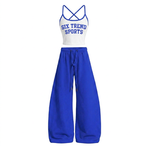 Conjunto de dos piezas para mujer: Top halter acanalado y pantalón corto de pierna ancha con tirantes cruzados a juego, en tejido polar a rayas. - Product Image 1