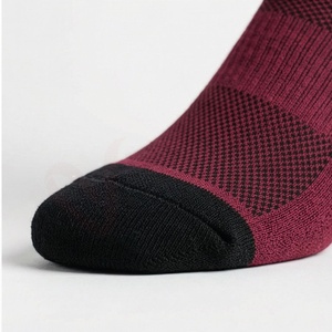 Chaussettes pour hommes à motif géométrique, tricotées, respirantes, en spandex et polyester, style sportif régulier pour l'automne - Product Image 6