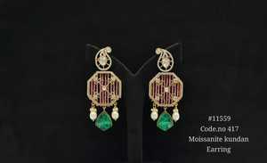 Pendientes colgantes vintage 11559 de Kundan verde con moissanita y perlas, chapados en oro, para mujer, elegantes joyas nupciales. - Product Image 5