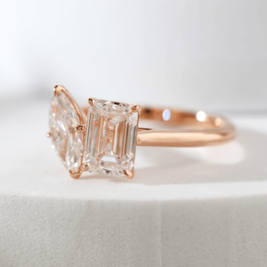 Anillo de compromiso Toi et Moi de oro rosa de 14K con diamante de laboratorio de esmeralda marquesa única, estilo celebridad con dos piedras desiguales. - Product Image 1
