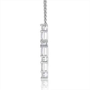 Elegante Collar con Colgante de Cruz de Diamantes de Corte Baguette y Redondo en Oro Blanco – Joyería de Diamantes de Lujo con Motivo Cristiano para Mujer - Product Image 3