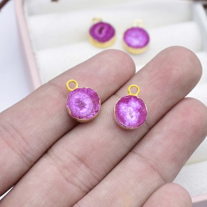 Colgante Redondo de Cuarzo Rosa al por Mayor con Borde Bañado en Oro, Gema Teñida, Abalorio para Fabricación de Joyería Boho - Product Image 3