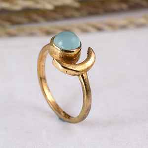 Anillo Celestial de Latón Dorado con Calcedonia Aqua, Anillo Delicado con Luna Creciente, Gema Hecha a Mano, Minimalista, Chapado en Oro de 14K, Anillo Boho Unisex - Product Image 4