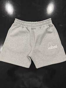 Shorts en coton gris pour homme avec broderie éclair jaune sur la poche arrière, taille élastique décontractée - Product Image 1