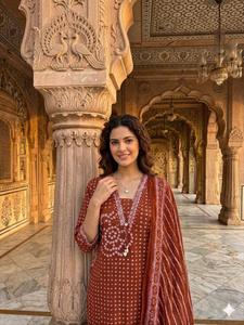 Ensemble traditionnel indien pour femme : Kurti, pantalon et dupatta en coton rouille, coupe régulière, longueur cheville, séchage rapide, imprimé, tenue décontractée - Product Image 4