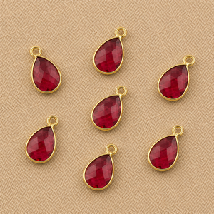 Pendentif en forme de poire à facettes en quartz rose fuchsia avec monture dorée et passant unique pour la fabrication de colliers, bracelets et bijoux - Product Image 6