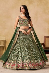 Robe de demoiselle d'honneur Rivaayat House, couleur bonbon, brodée de fleurs, avec un lehenga vert, un haut à bretelles spaghetti et un bas en A-line, longueur au sol - Product Image 4
