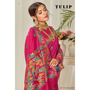 Sari en lin et coton Tulip avec large bordure et pallu à motifs de perroquets et de fleurs pour mariage - Product Image 6