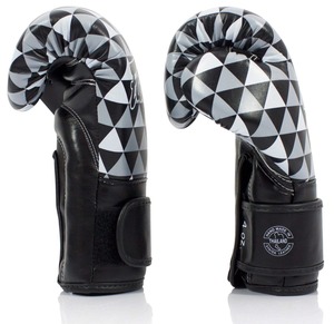 Guantes de Boxeo Fairtex Hechos a Medida en Combinación de Negro, Gris y Blanco, Ideales para Entrenamiento y Sparring de MMA, Muay Thai y Kickboxing - Product Image 4