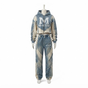 Conjunto de chándal de dos piezas para mujer: Sudadera con capucha corta bordada y cremallera, y pantalones jogger anchos con cinturón. - Product Image 3