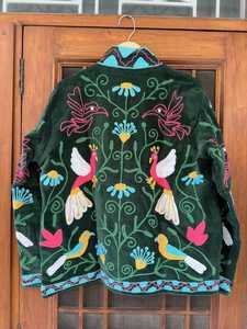 Veste en velours vert brodée de style bohème artisanal, magnifiquement décorée, authentique, faite à la main, avec des motifs floraux, vêtement d'extérieur. - Product Image 4