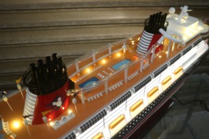 DIS.NEY DREAM WITH LIGHTS Modèle de bateau de croisière américain en bois artisanal pour la décoration de bureau, cadeau d'affaires, collection - Product Image 5