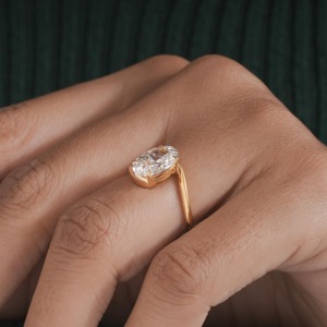Anillo de Diamantes Cultivados en Laboratorio con Corte Ovalado en Oro Amarillo de 14K, Joyería Fina con Certificación IGI y Claridad VVS - Product Image 3