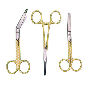 Ciseaux de traumatologie jaunes (lot de 3) et pinces à artères avec points blancs imprimés et revêtement au fluorure pour usage médical - Product Image 1