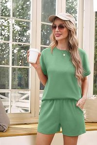 Ensemble de t-shirt et short de sport pour femmes, design tendance, pour la course à pied et la salle de sport, personnalisable - Product Image 4