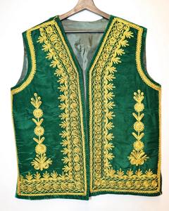 Chaleco Tradicional Afgano para Hombre, de Terciopelo Negro, con Bordado Pesado con Espejos y Detalles de Monedas Colgantes, Estilo Tribal Kuchi Étnico - Product Image 6