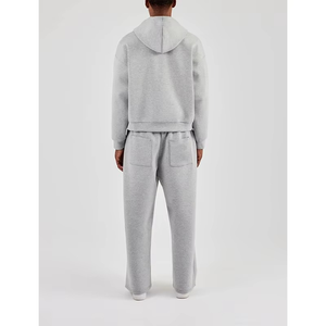 Ensemble de survêtement gris clair pour homme avec veste à capuche zippée et pantalon ample pour un style sportif décontracté - Product Image 2