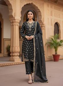Ensemble Kurti Palazzo en soie GMY brodé de qualité supérieure avec des broderies lourdes et un dupatta de créateur - Product Image 2