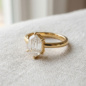 Bague de fiançailles solitaire en diamant taille émeraude en or jaune, style classique pour femme - Product Image 3