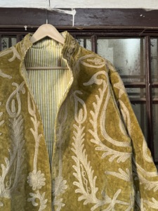 Chaqueta Larga Boho Étnica con Cuello Mandarín, Bordada con Suzani de Terciopelo Tejido a Mano de Primera Calidad - Product Image 2