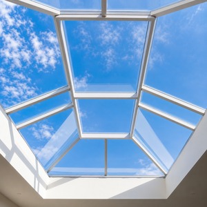 Lanterne de toit en verre géométrique moderne avec cadre en aluminium blanc, système d'éclairage naturel pour les intérieurs résidentiels - Product Image 6