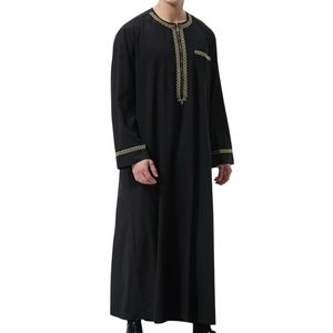 Túnica Árabe con Detalles en Dorado, Tejido Premium, Textura Rica, Elegante y Modesta, Lista para Usar en Ocasiones Especiales, Colección Herencia Árabe para Hombre - Product Image 4