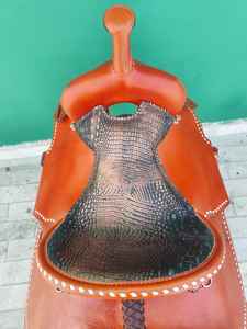 Silla de montar western de cuero para caballo con estructura de fibra de vidrio, silla de montar larga para equitación, silla de vaquero Roughout con adornos de alambre de púas - Product Image 5