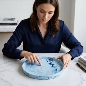 Assiette de service personnalisable en résine polie faite à la main, design moderne de luxe en résine bleue, compatible lave-vaisselle, vaisselle de qualité alimentaire en stock - Product Image 2