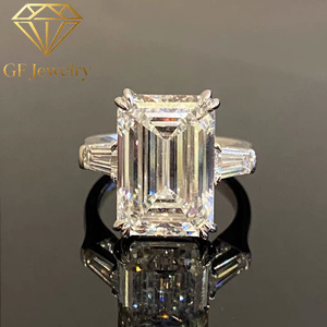 Bague de fiançailles en or blanc 18 carats avec diamant de laboratoire taille émeraude, trois pierres, pierres latérales baguette coniques, bijoux de luxe IGI - Product Image 3